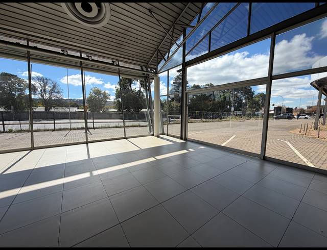 1,840.80M² SHOWROOM TO LET IN BRUMA
